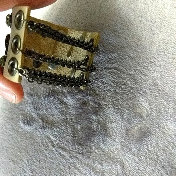 Skull & Bones bracelet with rhinestones and chains.  Snap closure, leather. - Picture 3 of 6